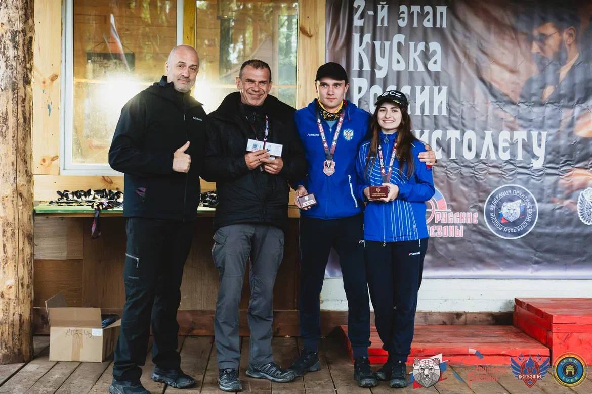 Ольга Латунова получает удостоверение мастера спорта (крайняя справа)
