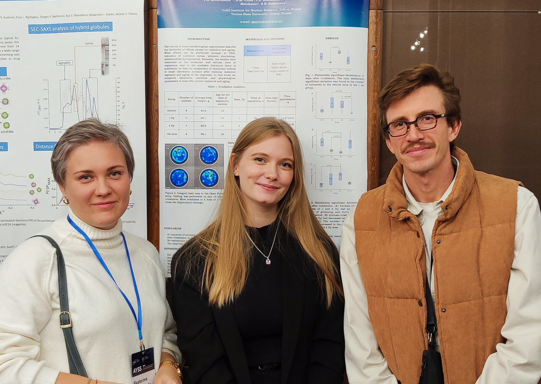 Софья Сахарова (посередине) на постерной сессии