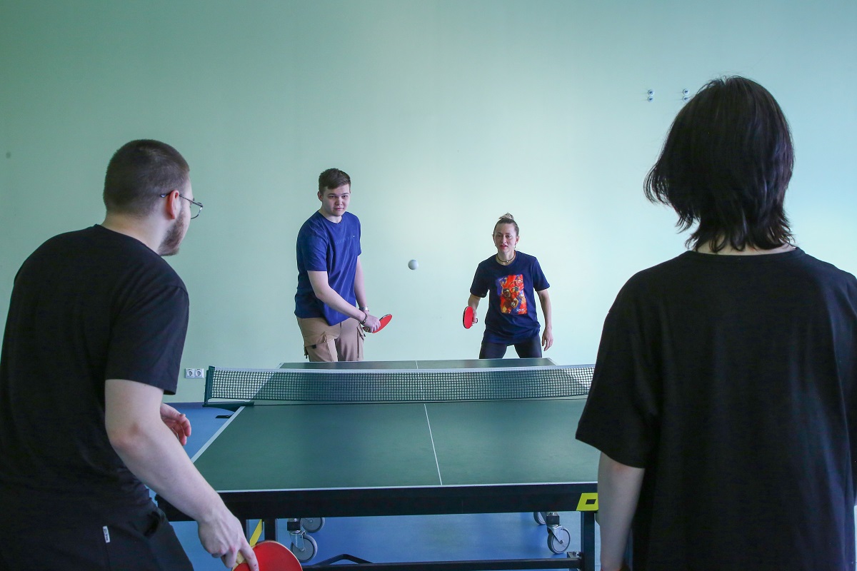 На соревнованиях по настольному теннису в университете. Справа в верхнем ряду – Татьяна Карась