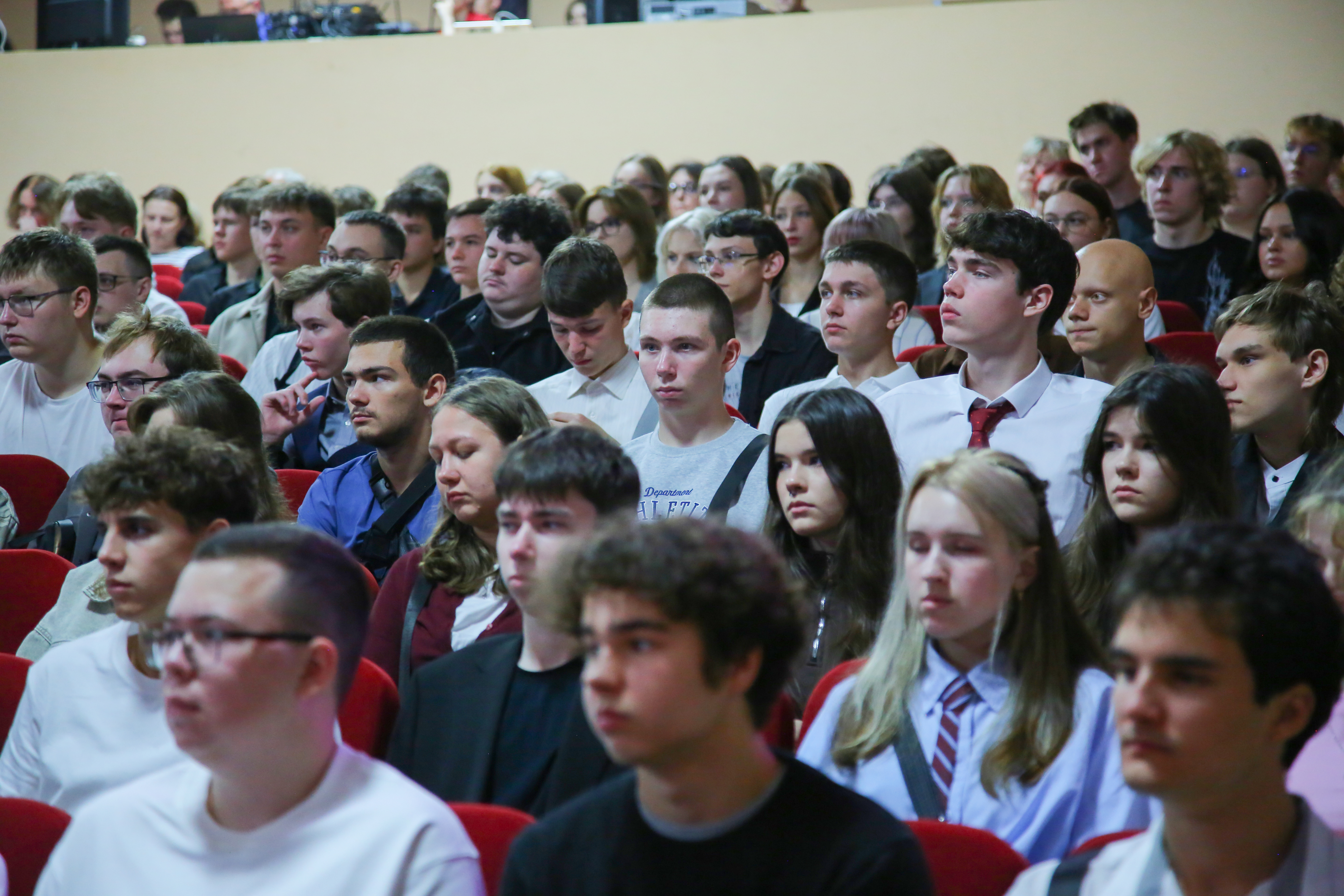 Первокурсники на торжественной линейке