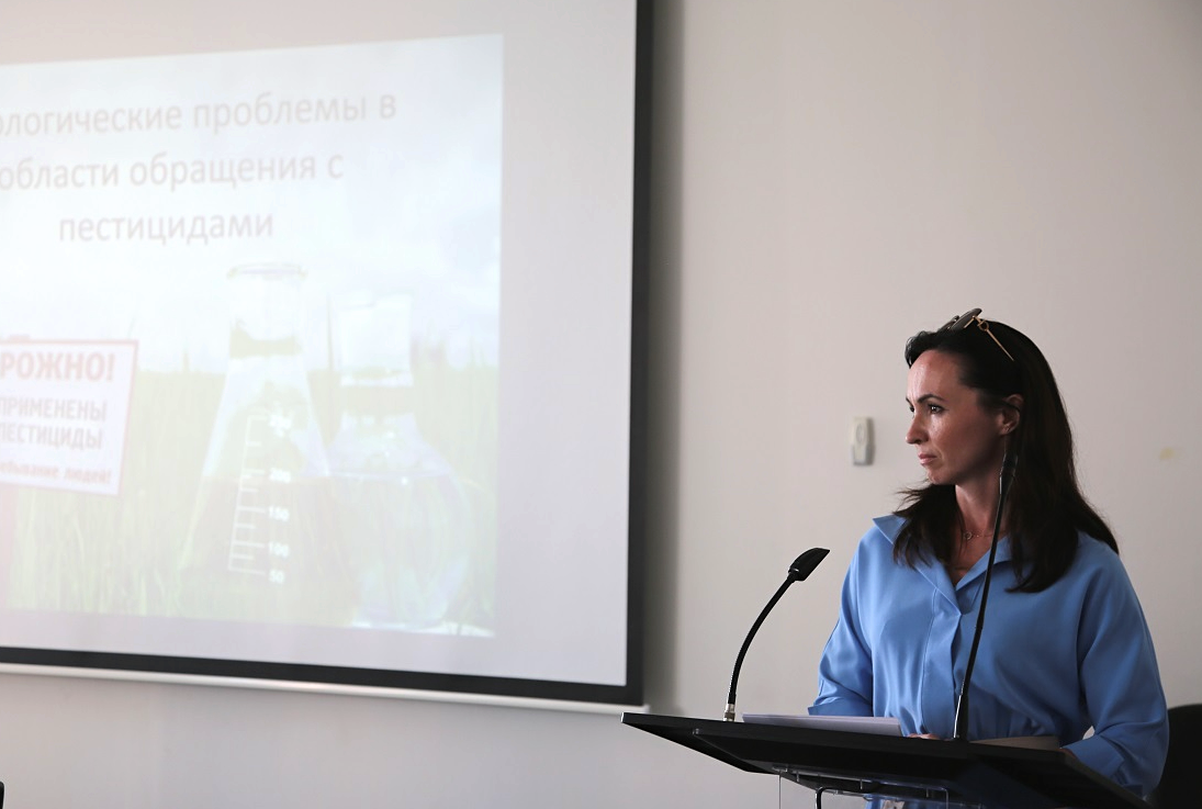 Марина Марченко выступает с докладом&nbsp;«Проблемы использования пестицидов и агрохимикатов в России»