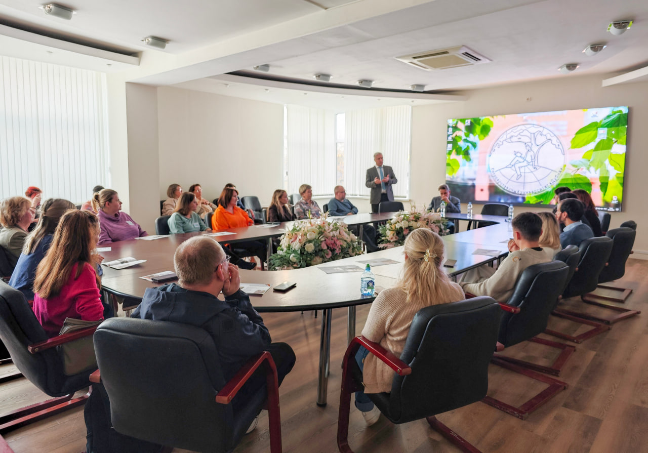 Учителя на круглом столе,