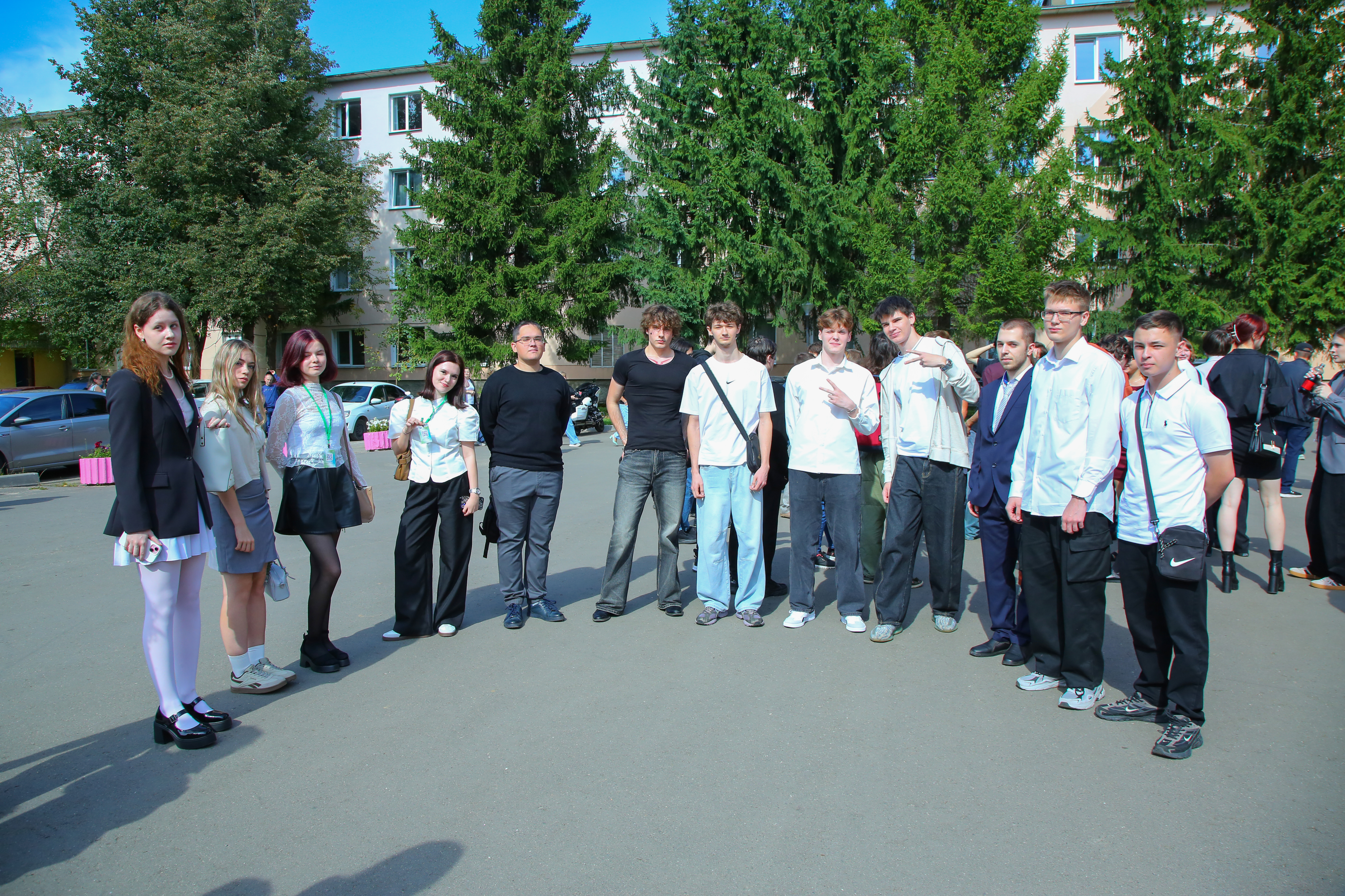Первокурсники перед торжественной линейкой