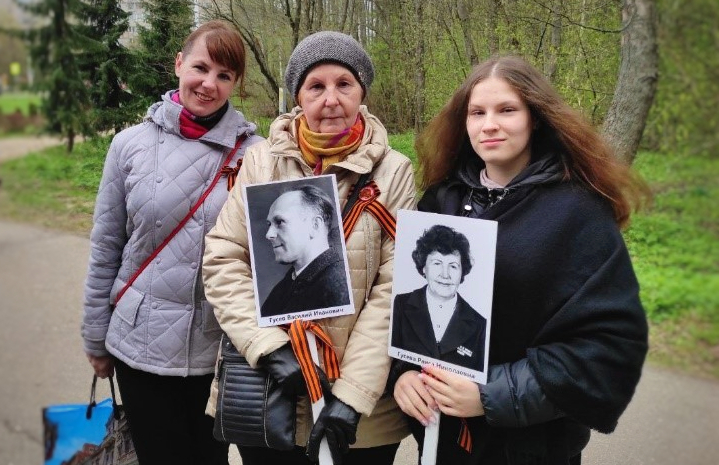 Четыре поколения (слева направо): внучка, дочь и правнучка Раисы Николаевны