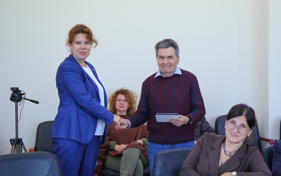 Награждение профессора Владимира Попова