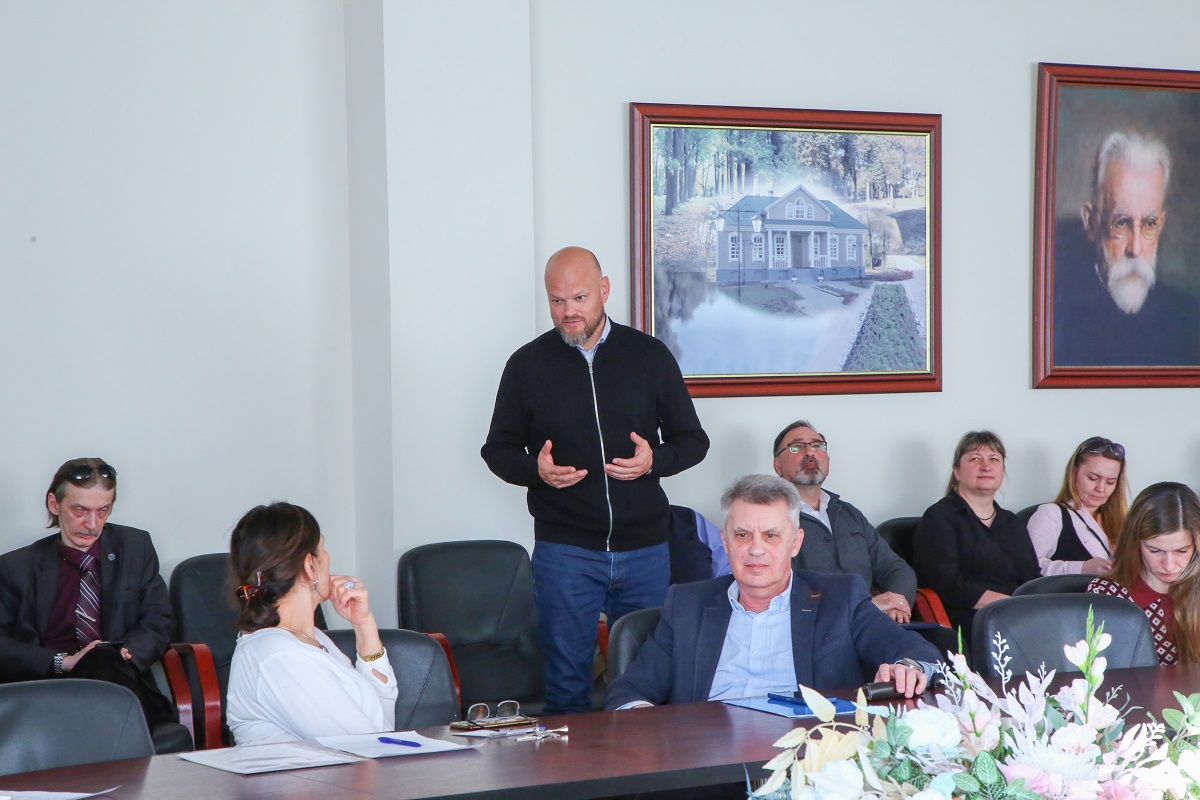 Выступает главврач Дубненской городской больницы Игорь Давронов